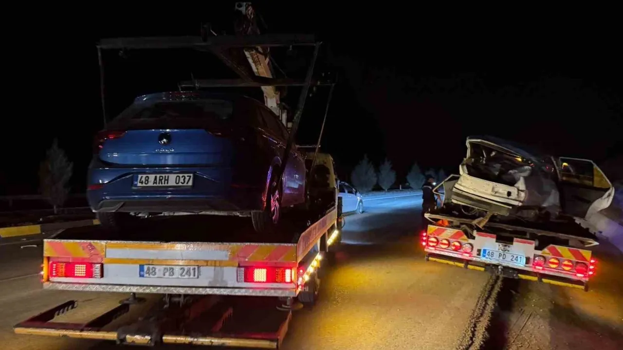 Fethiye'de iki araç çarpıştı, 3 kişi yaralandı, 2'si durumu ağır.