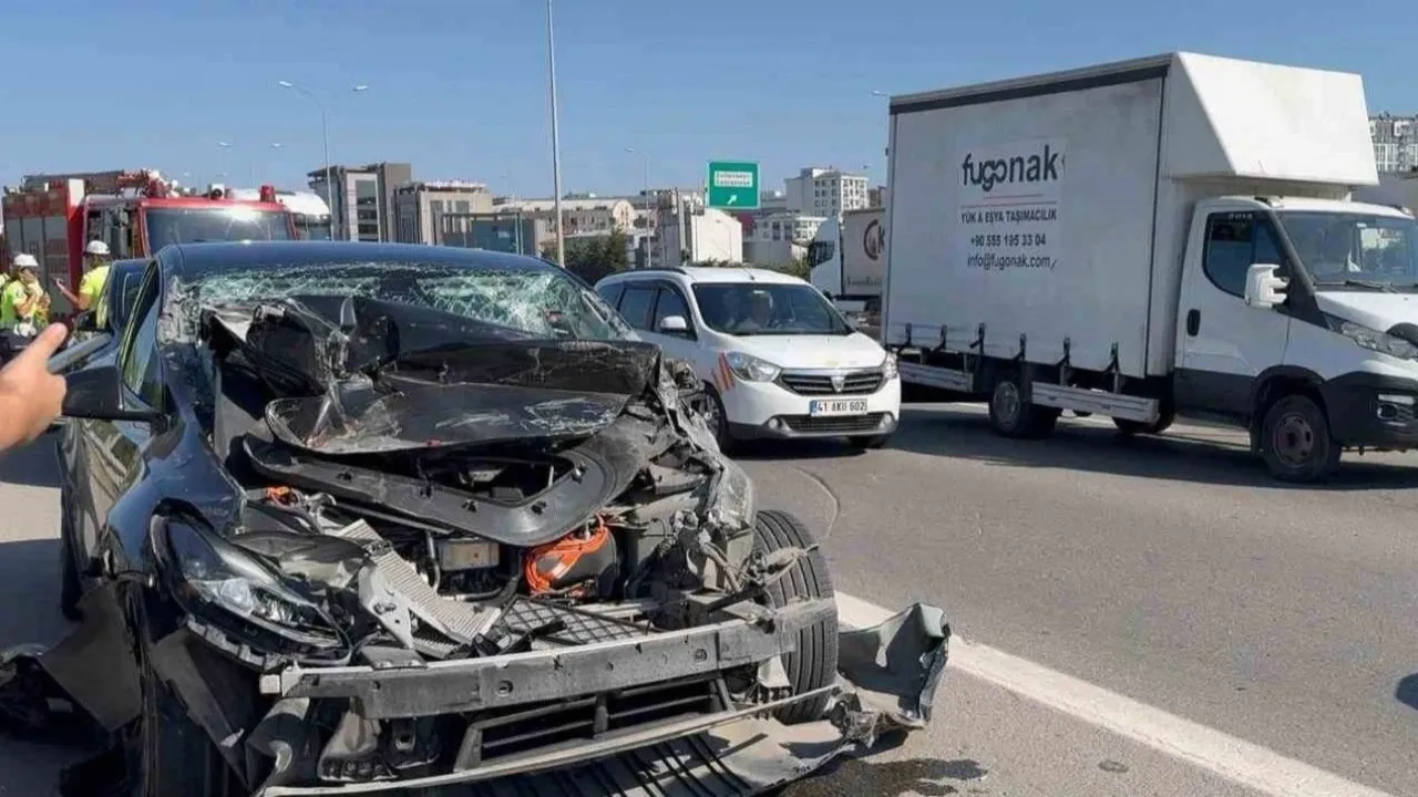 Tesla, milyonluk tıra çarptı, İstanbul'da trafik yoğunluğu yaşandı!