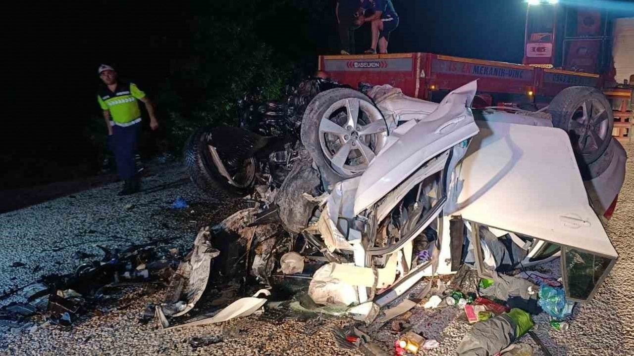 6 kişi öldü: Korkunç trafik kazası