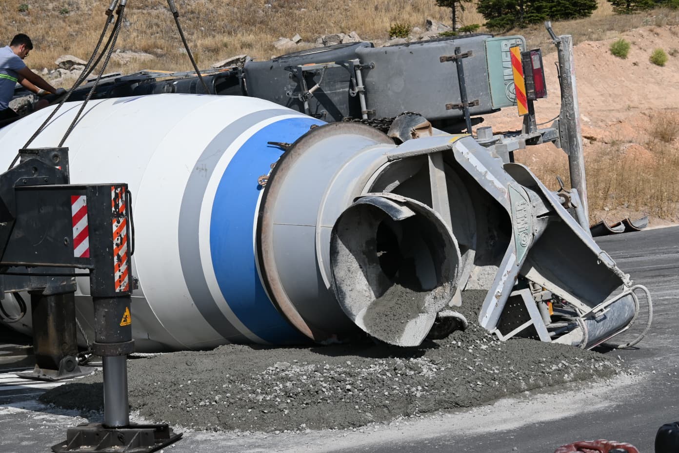 Beton mikseri refüje devrildi, bir kişi yaralandı: Son dakika gelişmesi
