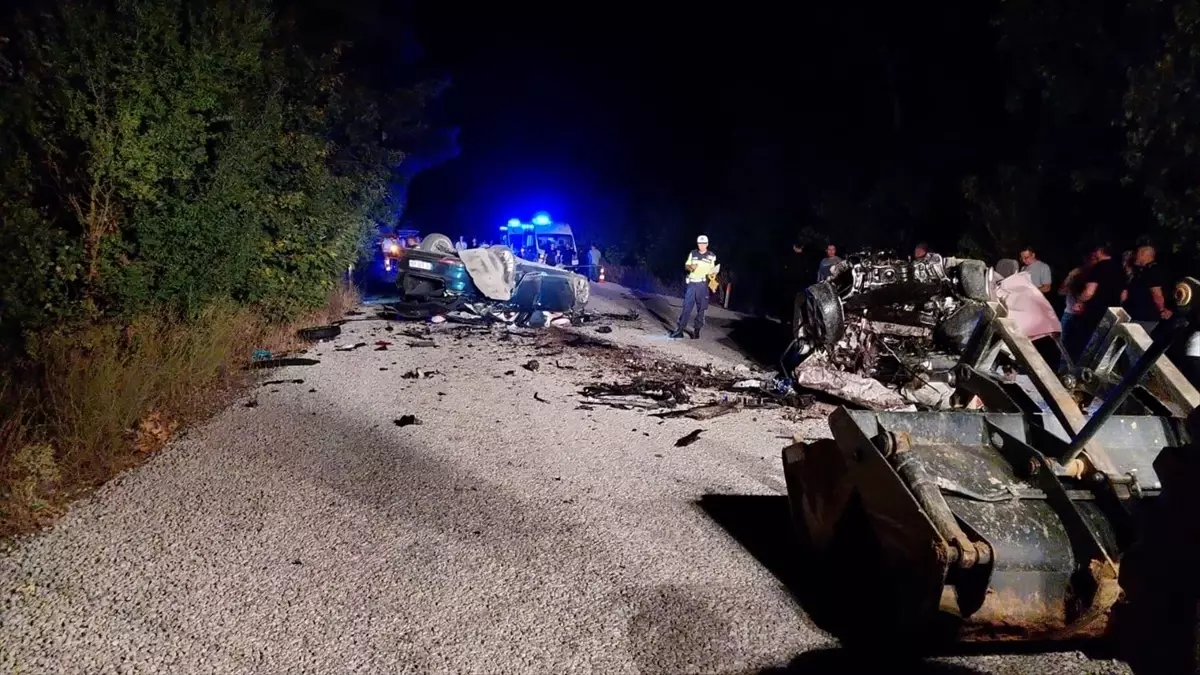 Çanakkale'de meydana gelen trafik kazasında 6 kişi hayatını kaybetti.