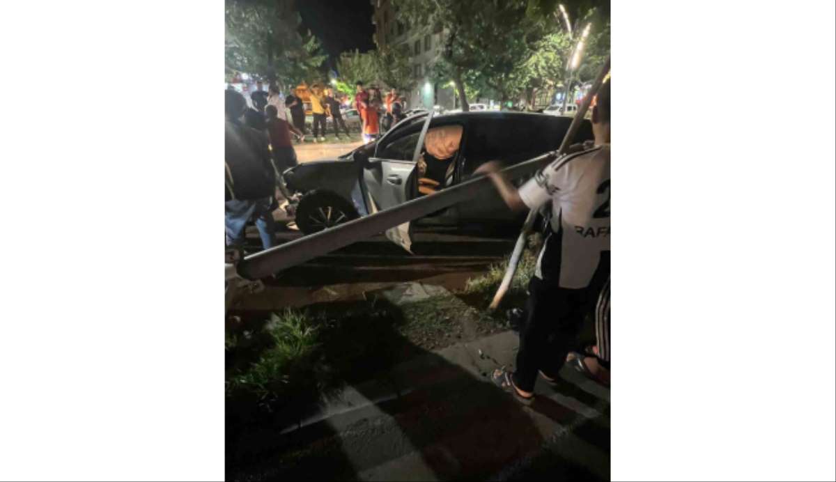 Batman'da araç, lamba direğine çarptı: Trafik kazası!