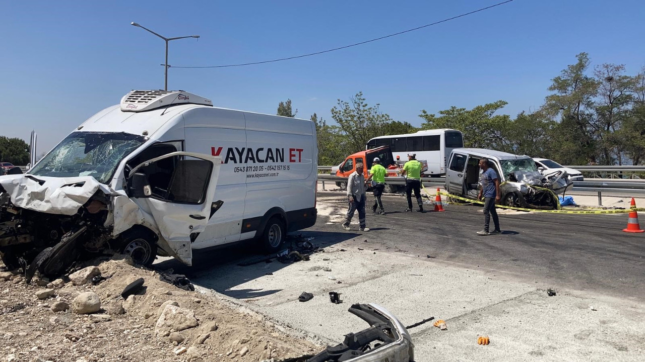 Daralan yolda meydana gelen kazada ölü ve yaralılar var.