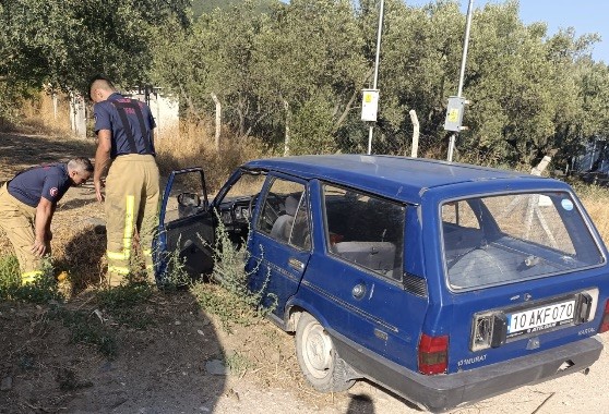 Erdek'te kaza: Araç devrildi, sürücü aracın altında kaldı.