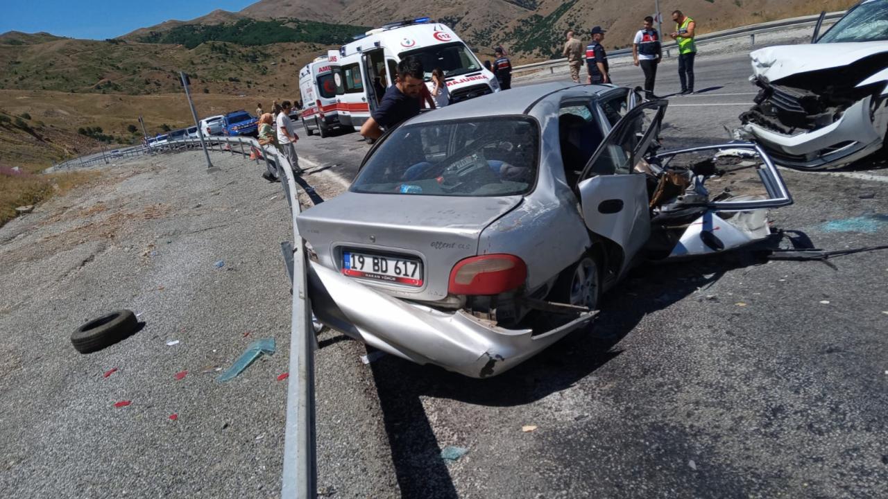 Erzincan'da 3 kişinin öldüğü, 6 kişinin yaralandığı feci kaza meydana geldi.