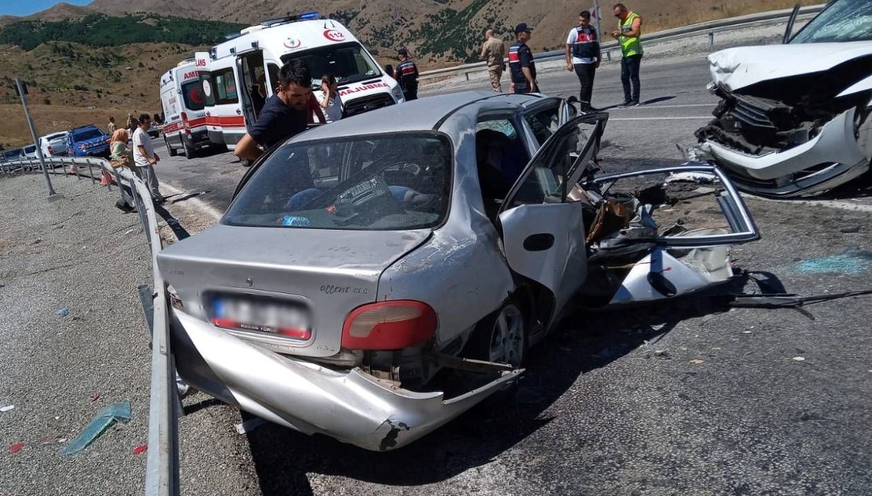 Erzincan'da yaşanan korkunç kaza: Üç ölü, altı yaralı.