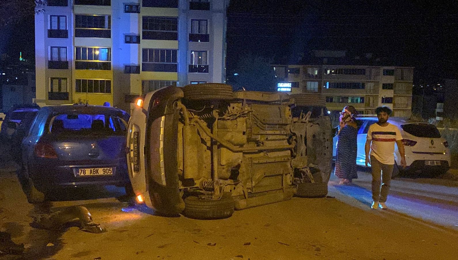 Karabük'te kavşak kazasında üç kişi yaralandı.