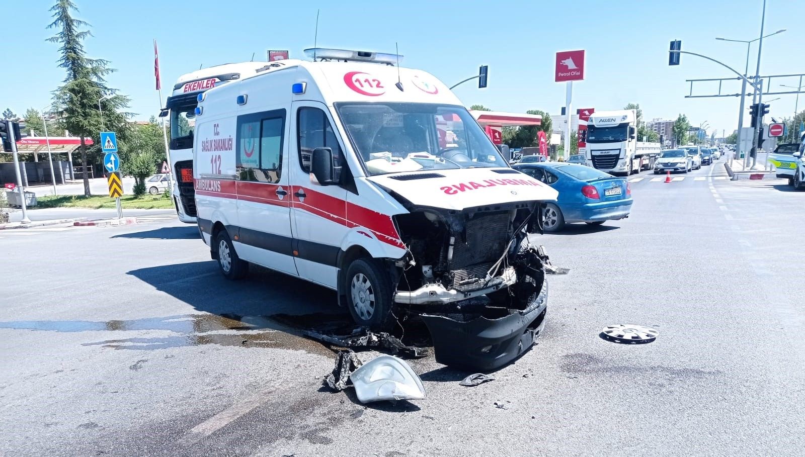 Ambulans, kaza ihbarına giderken bir kaza geçirdi.