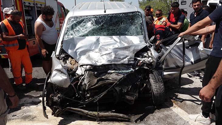 Burdur'da trajik kaza: Kayınpeder ve gelin hayatını kaybetti, 4 kişi yaralandı.