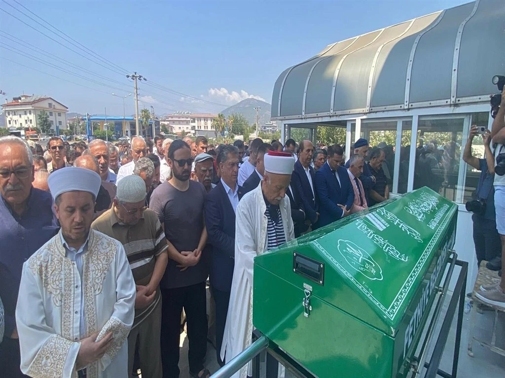 Eski milletvekili trafik kazasında hayatını kaybettikten sonra defnedildi.