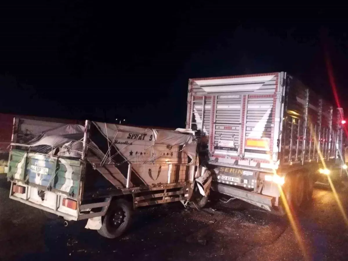 Konya'da Trafik Kazası: Kamyonet Tıra Çarptı