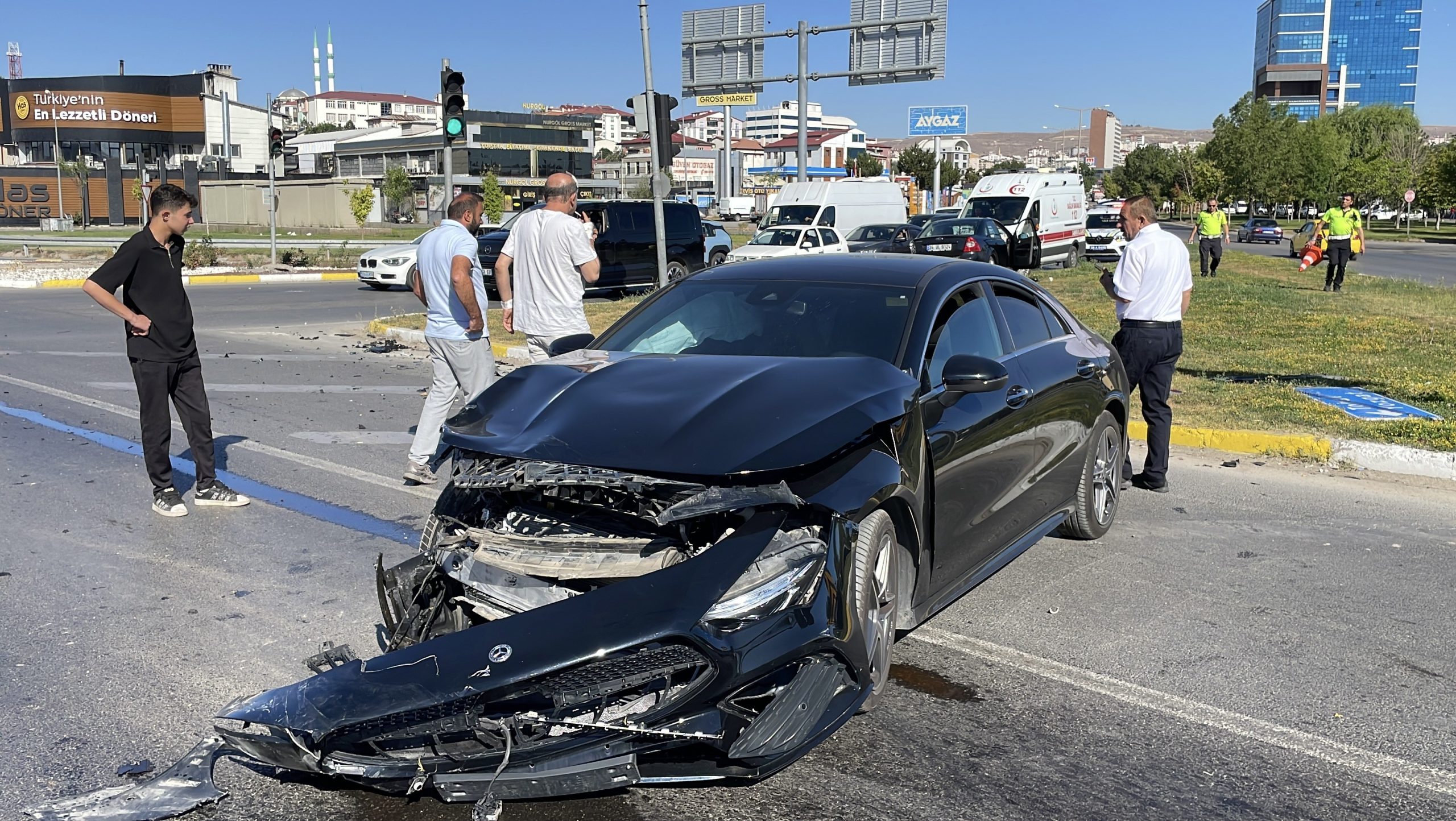 Sivas'ta Kavşak Kazasında 3 Kişi Yaralandı