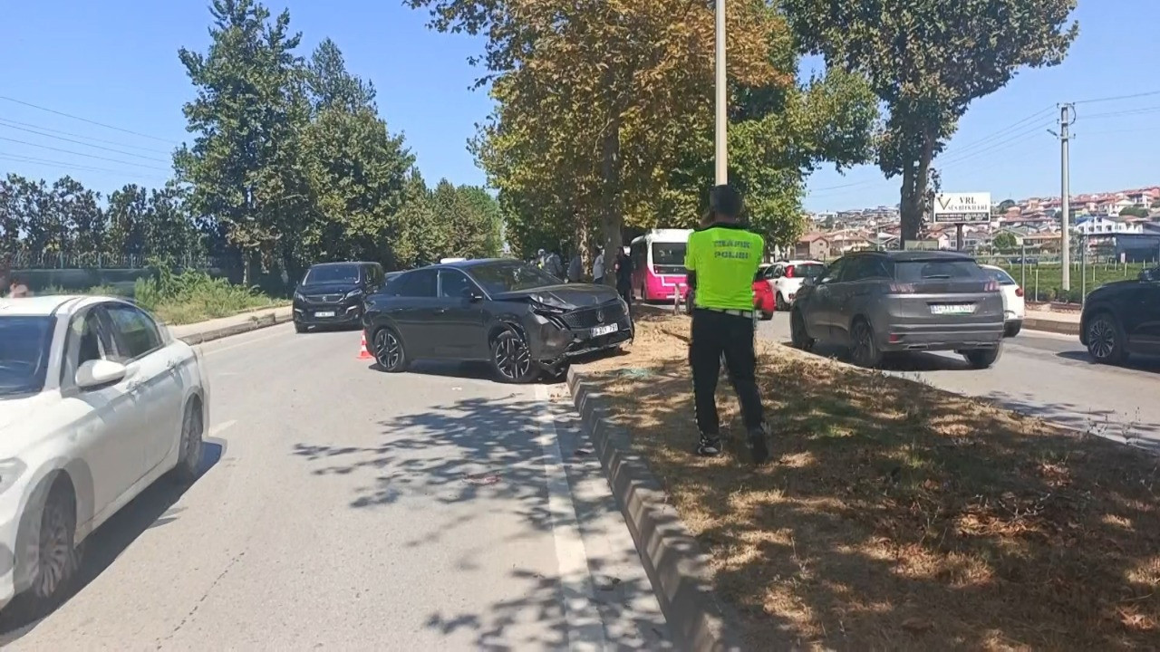 Uzun araç kuyrukları nedeniyle yüzlerce öğrenci sınavda gecikti.