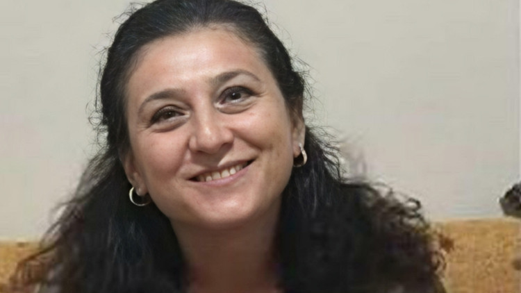 Minibüs kapısından düşen ebe hayatını kaybetti.