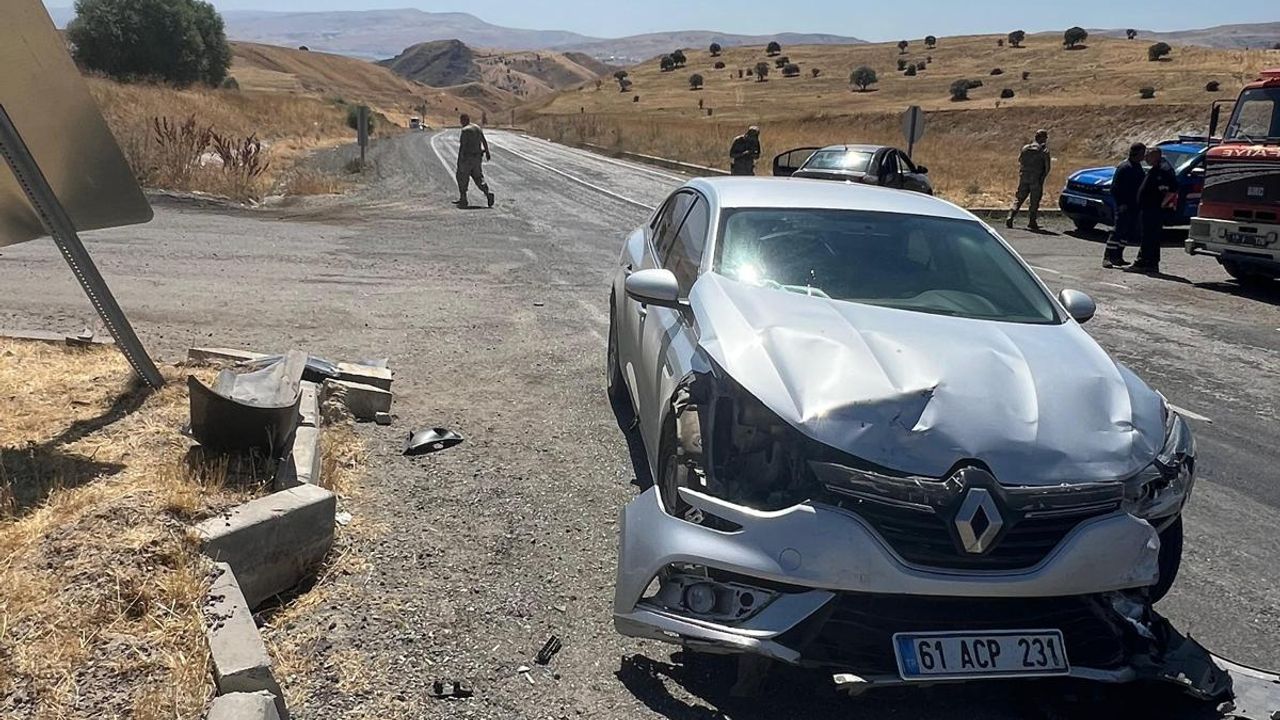 Muş'ta Varto'da meydana gelen trafik kazasında 3'ü ağır olmak üzere 8 kişi yaralandı.