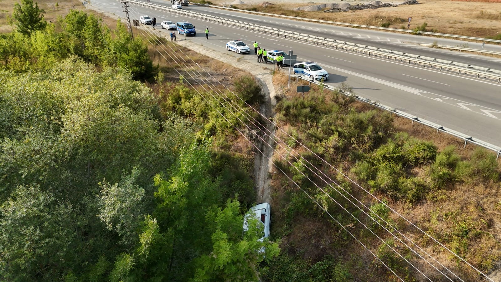 Polis uyarısını dikkate almayan araç kaza yaptı: 2 kişi yaralandı - En Son Haberler