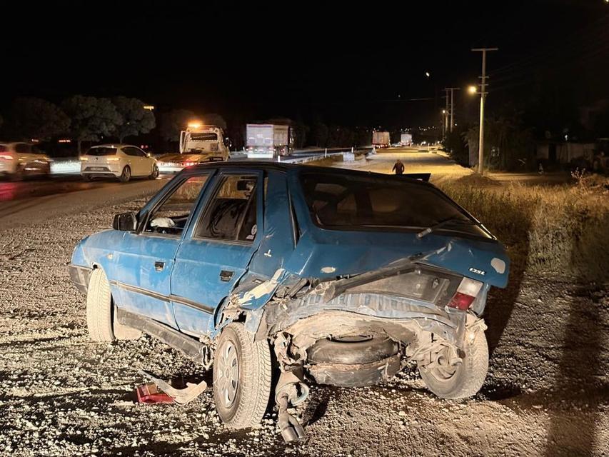 Trafik kazasında iki araç karıştı, 2 kişi yaralandı.
