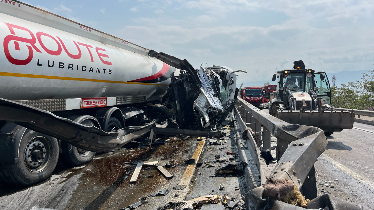 Yolda tankerin kaza yapması sonucu trafik durdu.