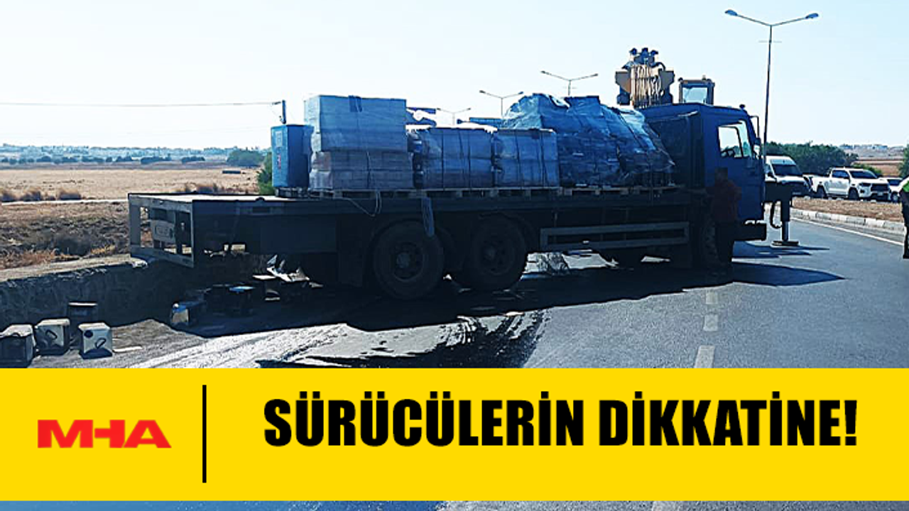 HALKBANK ÇEMBERİ YAKININDA TRAFİK KAZASI MEYDANA GELDİ, KAMYONUN İÇİNDEKİ YAĞ YOLA DÖKÜLDÜ.