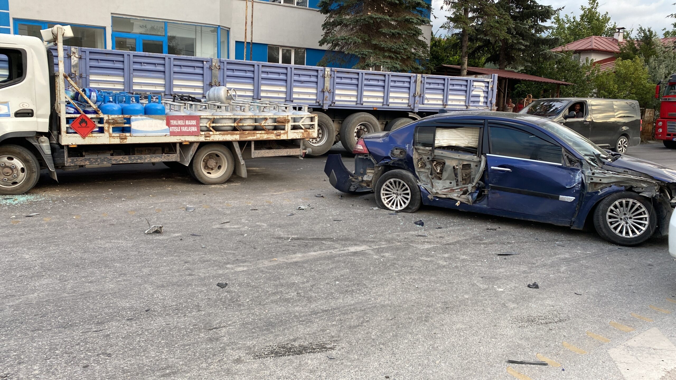 Zincirleme kazada tüp yüklü kamyonun karışmasının önlenmesiyle büyük tehlike önlendi – Son Dakika Haberleri