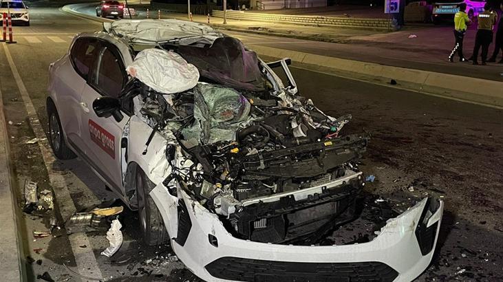 Büyükçekmece'de otomobil, park halindeki TIR'a çarptı: 1 kişi hayatını kaybetti, 4 kişi yaralandı.