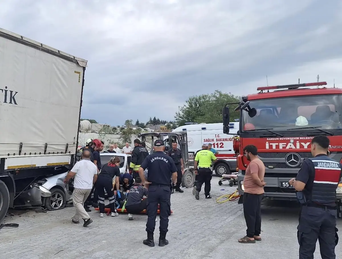 Samsun'da trafik kazasında bir kişi hayatını kaybetti ve üç kişi yaralandı.