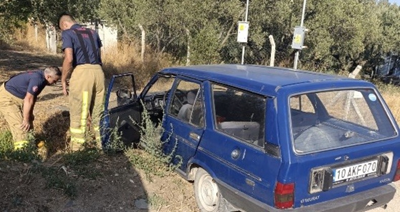 Aracın devrilmesi sonucu sürücü araç altında kaldı Erdek’teki trafik kazasında.