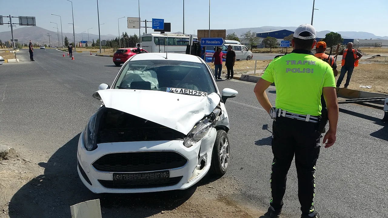 Malatya'da trafik kazasında iki sürücü yaralandı.