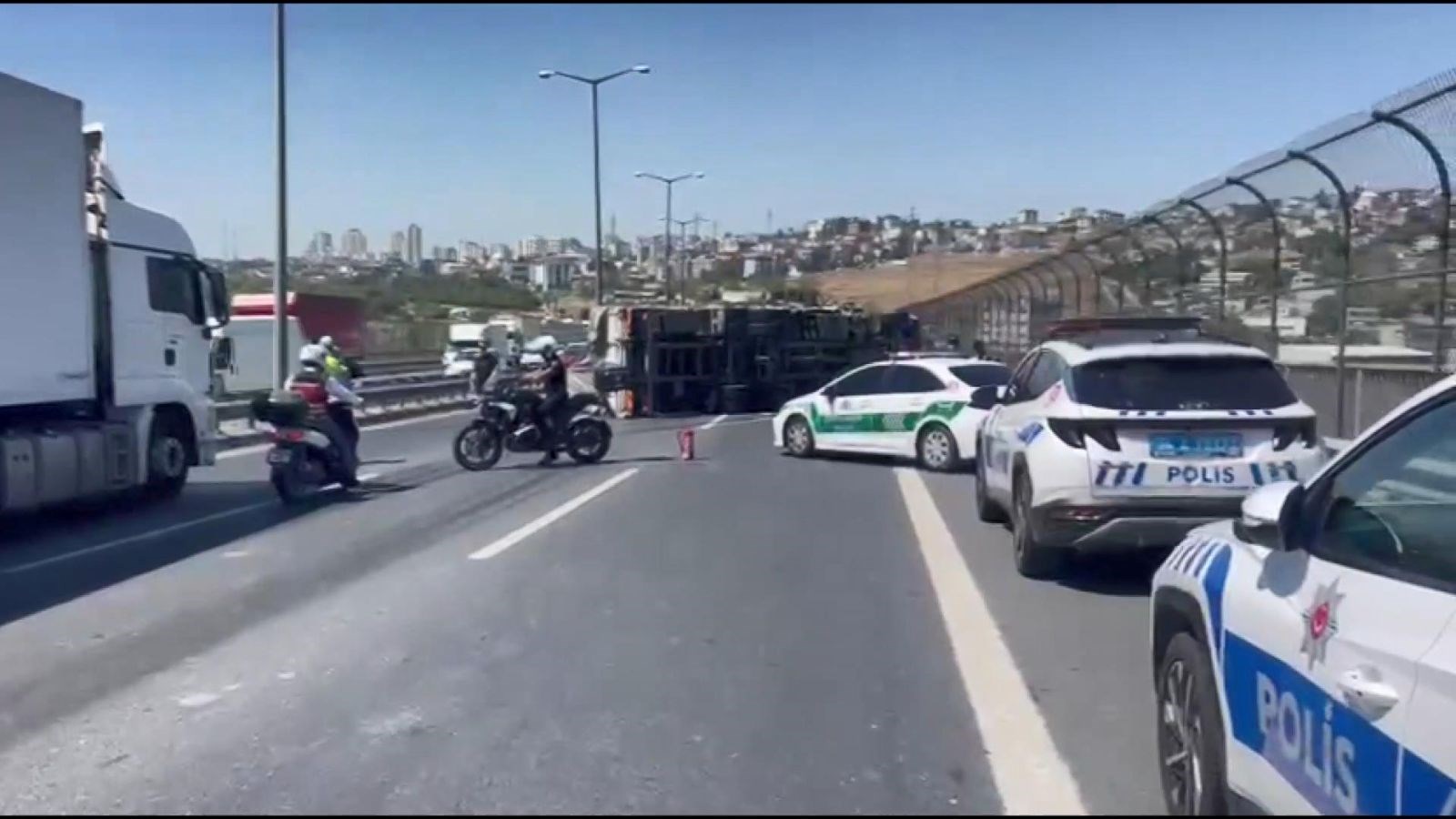 Trafik felaketi: Araçlar tıkılıp tıkılıp ilerliyor.