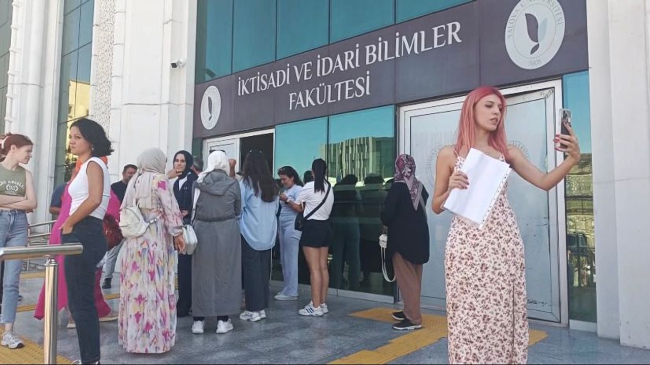 Yalova'da kaza yüzünden birçok öğrenci AÖF sınavına zamanda yetişemedi.