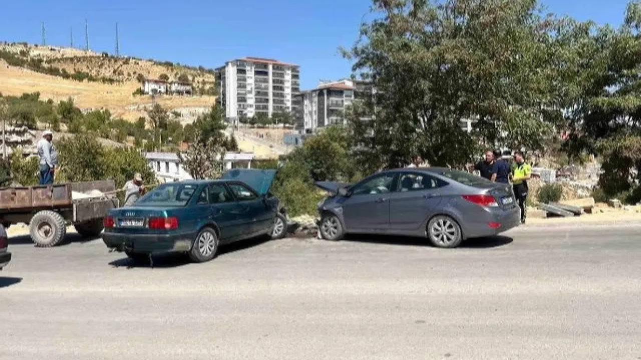 Besni'de Baş Başa Çarpışma: 2 Sürücü Yaralı