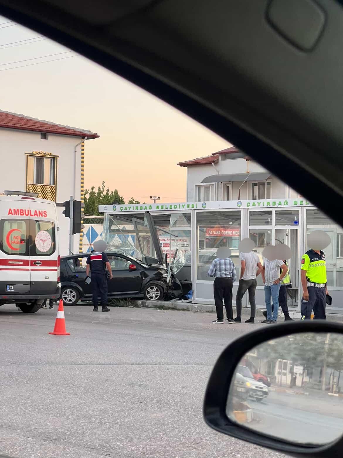 "Çayırbağ'da yaşanan durak kazasıyla ilgili olay yerinden görüntüler geldi!"