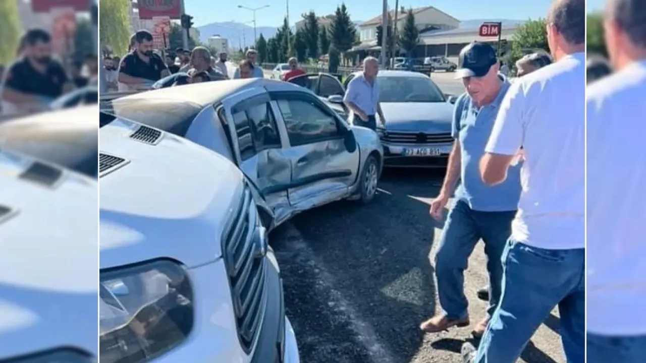 Elazığ'da ardışık araçlar arasında meydana gelen trafik kazası: 1 kişi yaralandı.