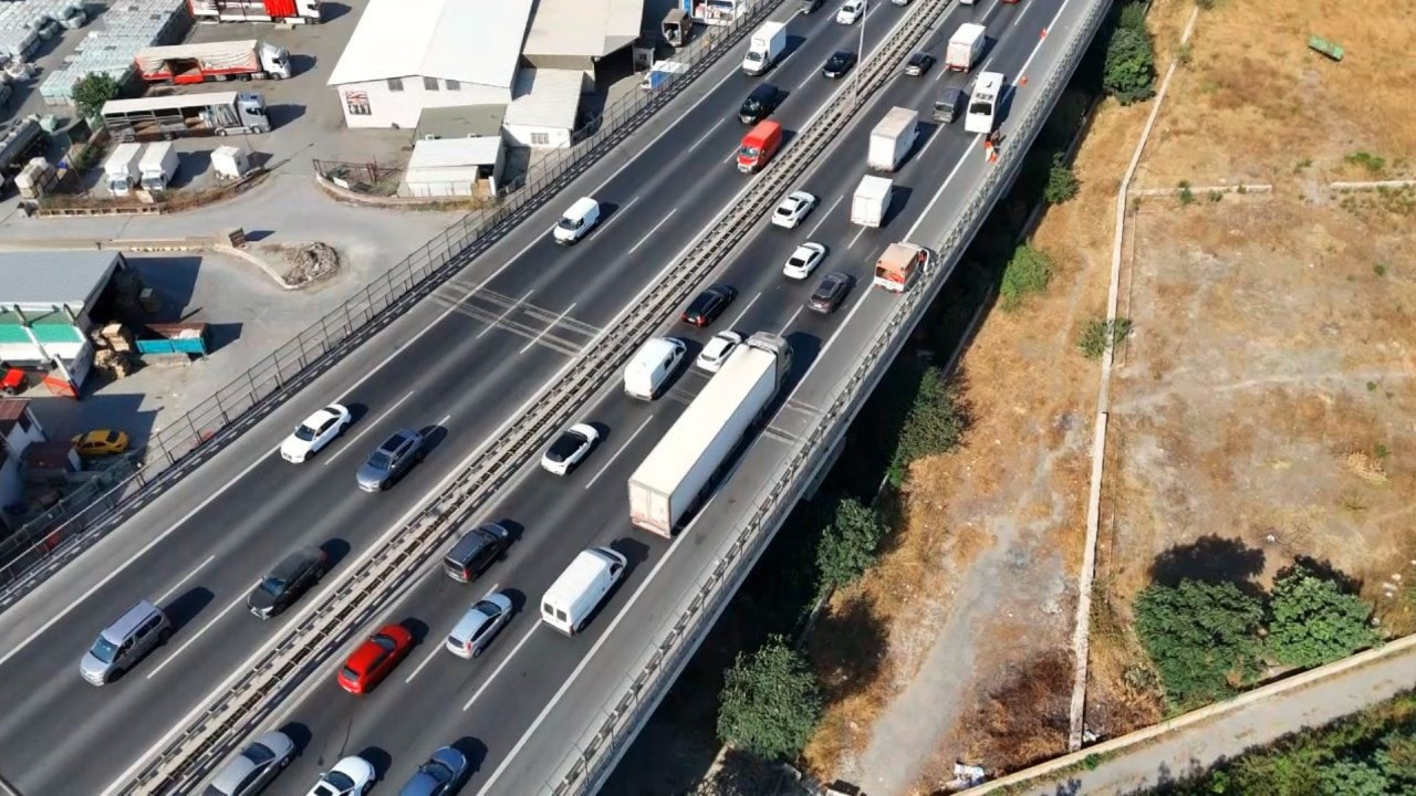 TEM'de trafik durdu: 24 saat içinde iki kamyon devrildi.