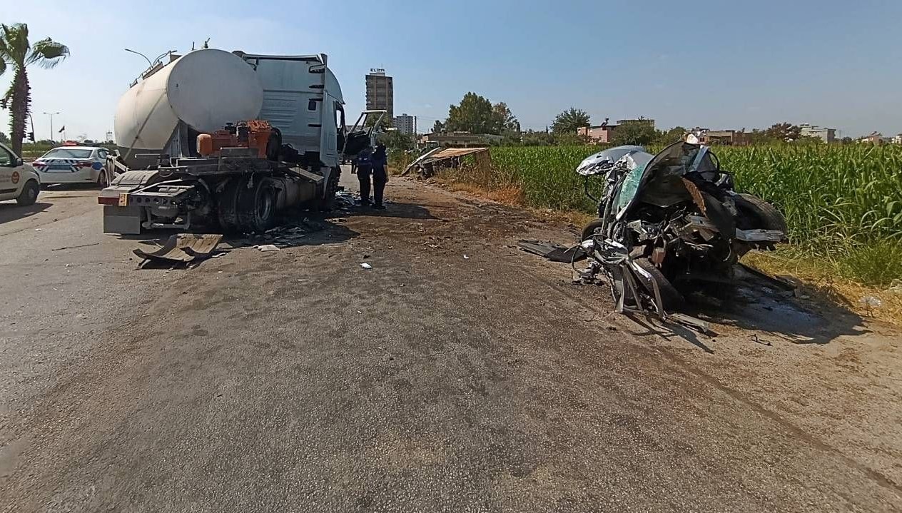 Adana'da korkunç bir kaza: Tanker, araca ve kamyonet çarptı.