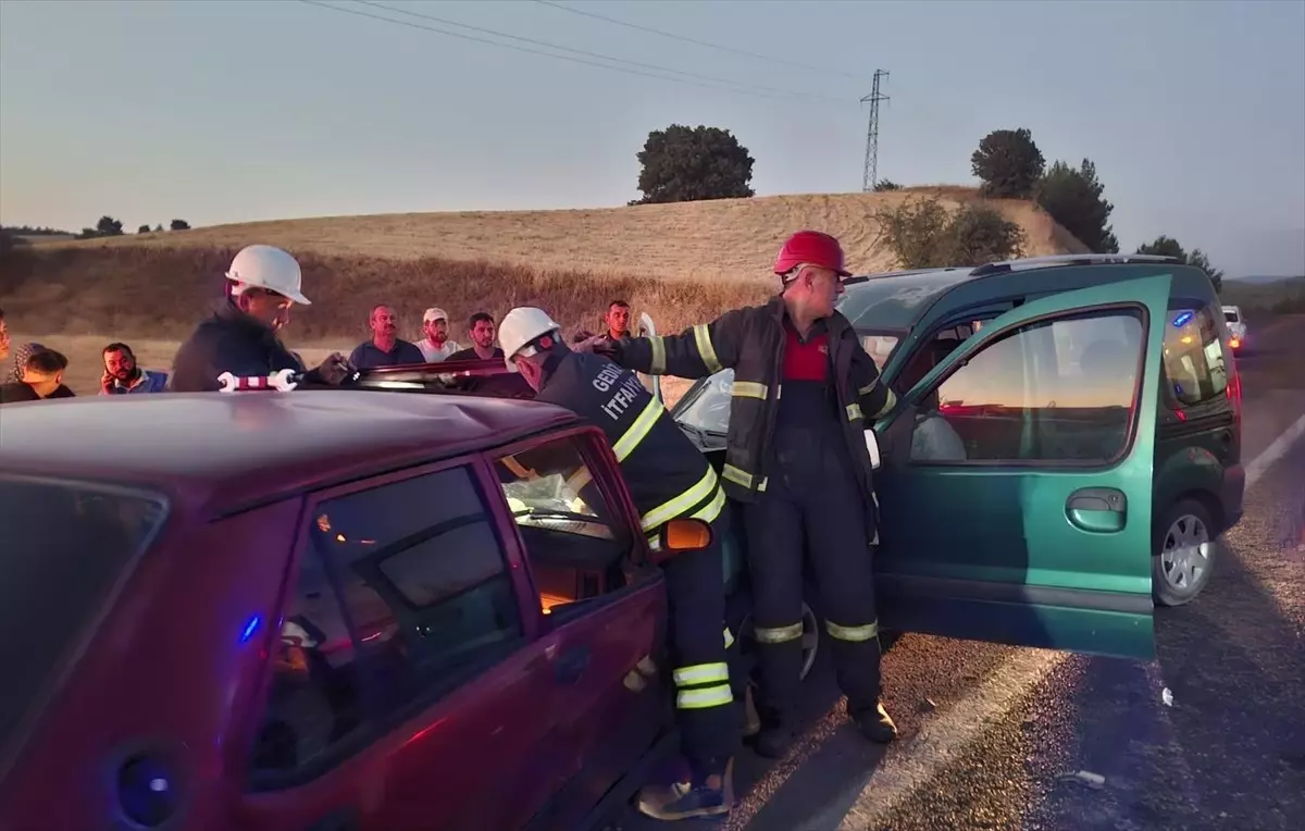 Gediz'de Meydana Gelen Trafik Kazasında İki Kişi Hayatını Kaybetti, Bir Kişi Yaralandı.