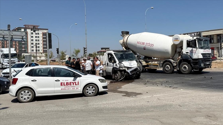 Hatay'da otomobil ile çekicinin çarpıştığı trafik kazasında 3 kişi hayatını kaybetti, 3 kişi yaralandı.