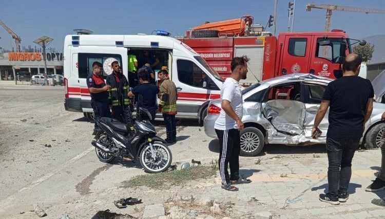 Antakya'da kaza: İki araç çarpıştı, sürücüler yaralandı.