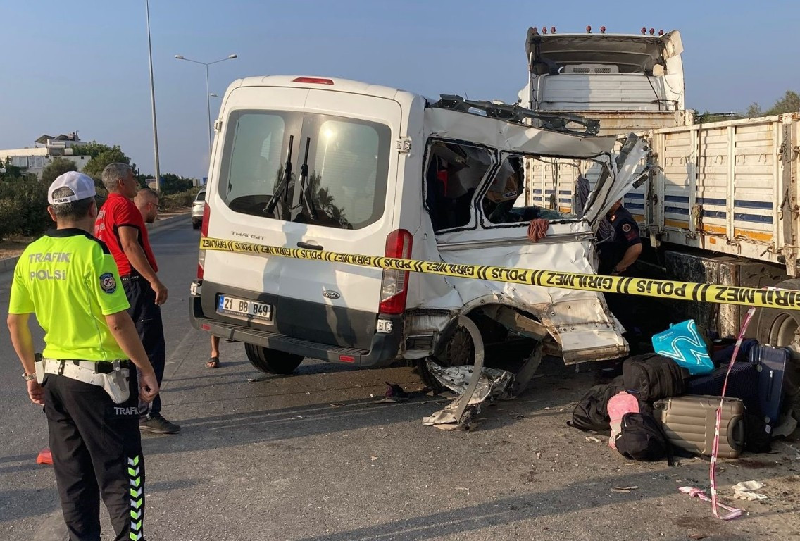 Mersin'de ciddi kaza: 2 ölü, çok sayıda yaralı var.