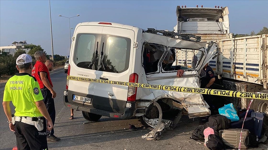 Mersin'de öğrenci taşıyan minibüs tıra çarptı, 1'i çocuk 2 kişi öldü, 10 kişi yaralandı.