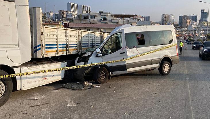 Mersin'de trafik kazası: Sürücü uyudu, yurt öğrencilerini taşıyan minibüste 2 ölü, 10 yaralı var.