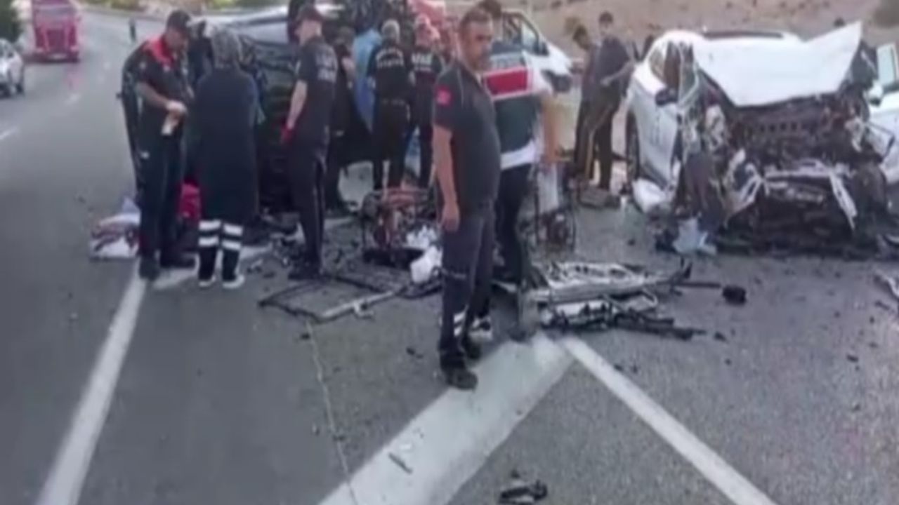 Ölü ve yaralılar içeren ciddi trafik kazası