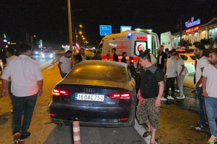Bursa'da kaza: Kontrolden çıkıp bariyerlere çarptı!