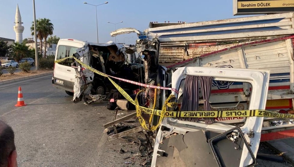 Mersin'de korkunç bir kaza: İki kişi hayatını kaybetti, 10 kişi yaralandı.