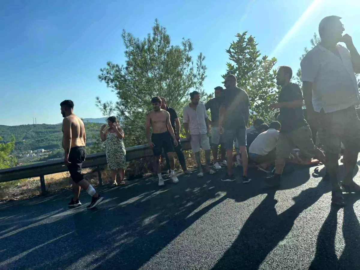 Muğla-Antalya Yolu'nda Zincirleme Trafik Kazası: 2 Kişi Yaralandı