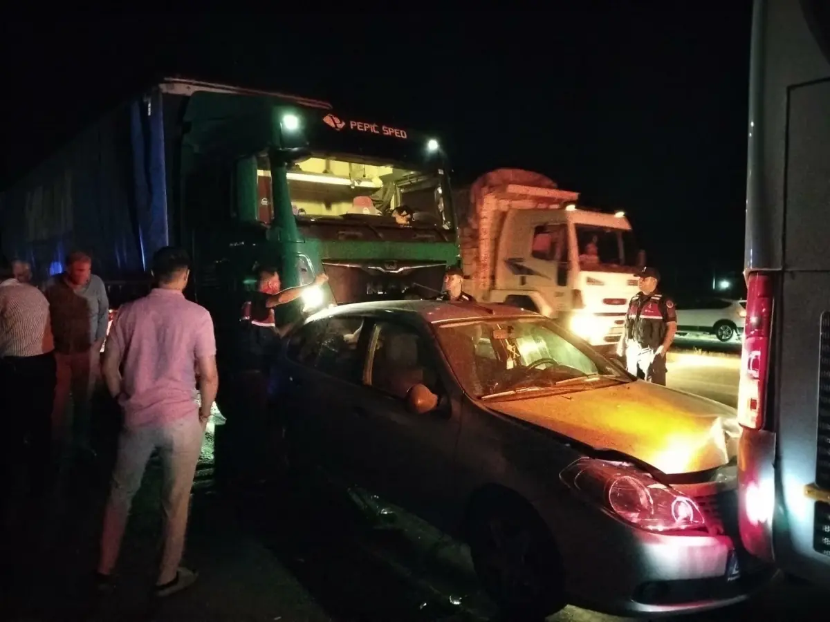 Ayvalık'ta Ardışık Trafik Kazası: Bir kişi hayatını kaybetti, üç kişi yaralandı.