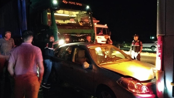 Ayvalık'ta trafik kazası: 1 kişi öldü, 2 çocuk dahil 3 yaralı var.