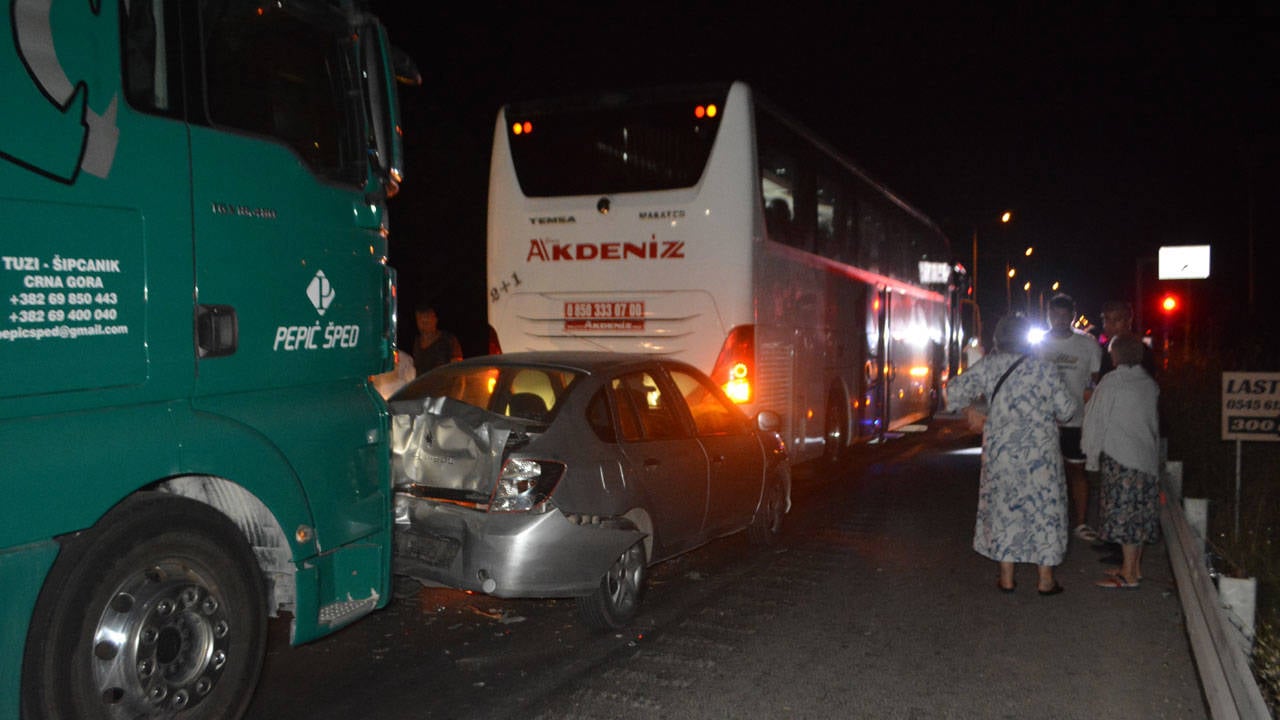 Balıkesir'de arka arkaya meydana gelen trafik kazasında bir kişi hayatını kaybetti.