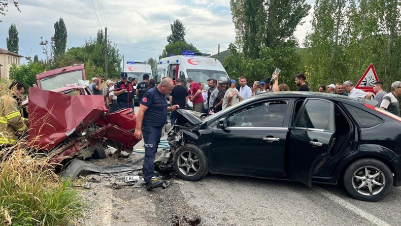 Balıkesir'de Dehşet Verici Trafik Kazası: Araçlar Frontal Çarpıştı