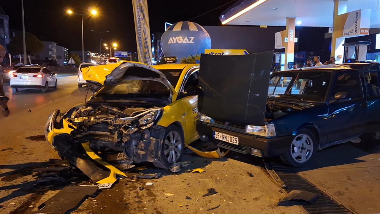 Samsun'da üç kişinin yaralandığı birden fazla aracın karıştığı trafik kazası oldu.